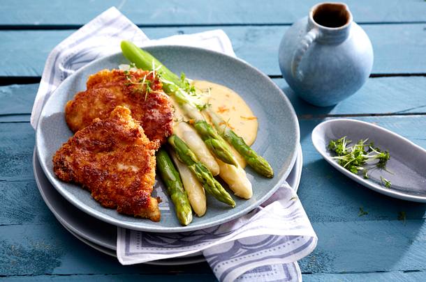 Hähnchenfilet in Ei-Parmesanhülle mit Spargel und Orangen-Kressesoße Rezept