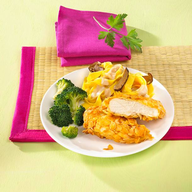 Hähnchenfilet in Mandelhülle zu Steinpilznudeln (Diabetiker) Rezept Hähnchenfilet in Mandelhülle zu Steinpilznudeln (Diabetiker) Rezept