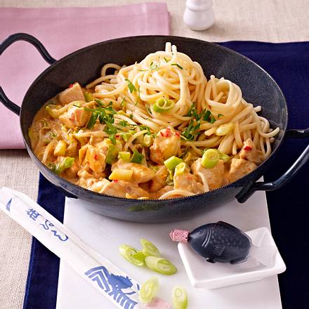 Hähnchenfilet in Saté-Soße mit Udon-Nudeln Rezept Hähnchenfilet in Saté-Soße mit Udon-Nudeln Rezept