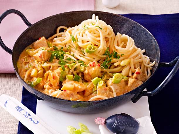 Hähnchenfilet in Saté-Soße mit Udon-Nudeln Rezept Hähnchenfilet in Saté-Soße mit Udon-Nudeln Rezept