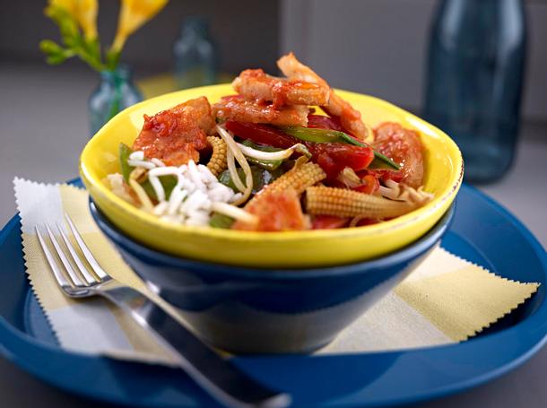 Hähnchenfilet in Tomaten-Chilimarmelade auf Wok-Gemüse Rezept Hähnchenfilet in Tomaten-Chilimarmelade auf Wok-Gemüse Rezept