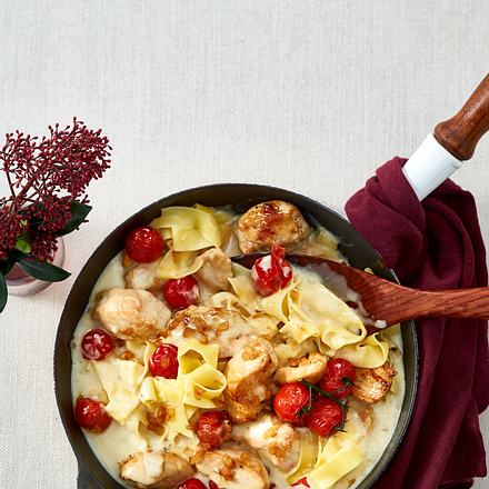 Hähnchenfilet mit Bandnudeln und Gurkensoße Rezept Hähnchenfilet mit Bandnudeln und Gurkensoße Rezept