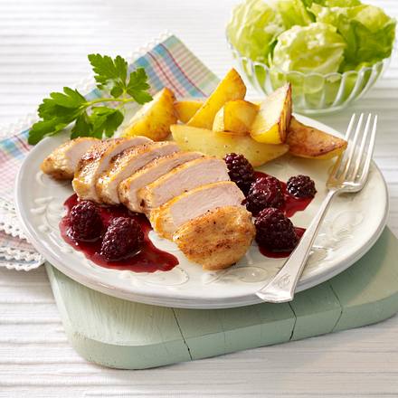 Hähnchenfilet mit Brombeersoße zu Röstkartofeln und Salat Rezept Hähnchenfilet mit Brombeersoße zu Röstkartofeln und Salat Rezept
