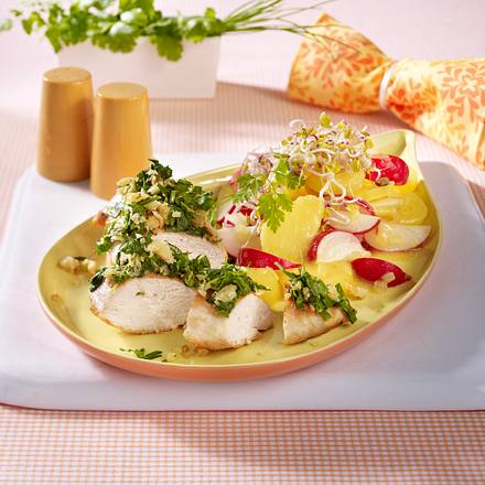 Hähnchenfilet mit Kräuterkruste und Kartoffel-Radieschensalat Rezept Hähnchenfilet mit Kräuterkruste und Kartoffel-Radieschensalat Rezept