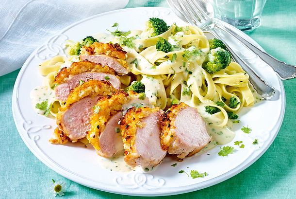 Hähnchenfilet mit Parmesankruste zu Bandnudeln Rezept
