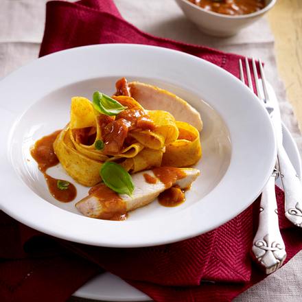 Hähnchenfilet mit Tomaten-Currysoße und Bandnudeln Rezept
