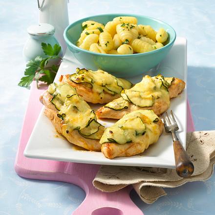 Hähnchenfilet mit Zucchini-Käse-Haube Rezept
