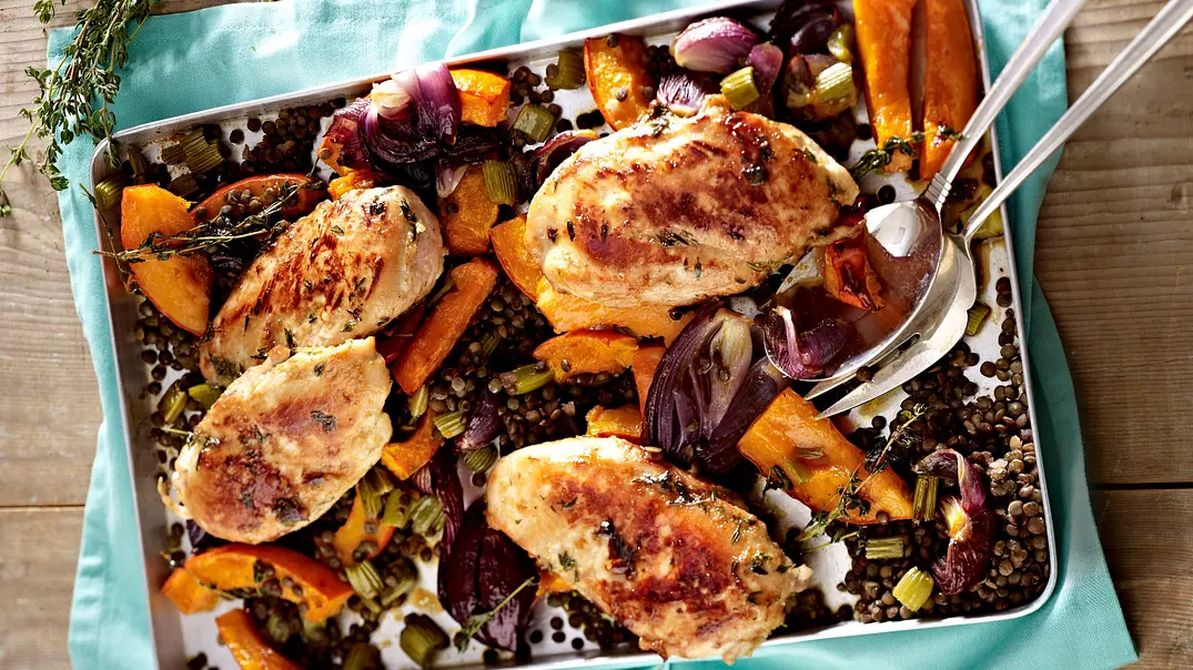 Hähnchenfilet und Kürbis vom Blech Rezept - Foto: LECKER @ Bauer Media Group Hähnchenfilet und Kürbis vom Blech Rezept - Foto: LECKER @ Bauer Media Group