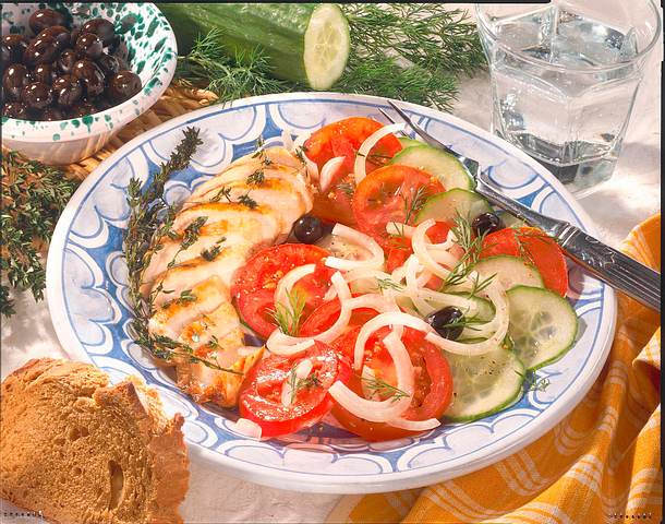 Hähnchenfilet zu griechischem Salat Rezept Hähnchenfilet zu griechischem Salat Rezept