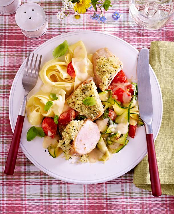 Hähnchenfilets mit Kräuterkruste, dazu Bandnudeln und Zucchini-Tomaten ...