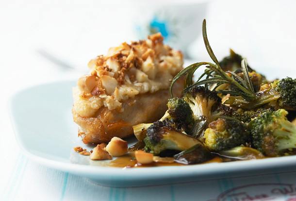 Hähnchenfilets mit Macadamia-Kruste Rezept Hähnchenfilets mit Macadamia-Kruste Rezept