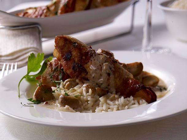 Hähnchenfilets mit Speck umwickelt in Champignon-Rahm Rezept Hähnchenfilets mit Speck umwickelt in Champignon-Rahm Rezept