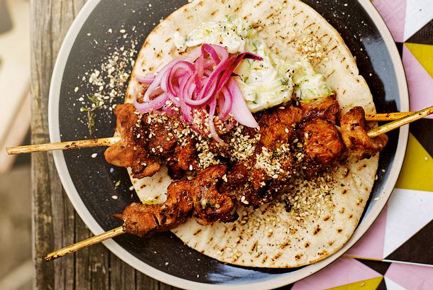 Hähnchenkebab mit Zucchinidip Rezept Hähnchenkebab mit Zucchinidip Rezept