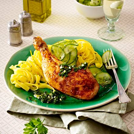 Hähnchenkeule auf lauwarmen Limetten-Nudeln mit Salatgurke Rezept