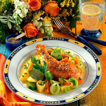 Hähnchenkeulen auf Bouillon-Gemüse Rezept