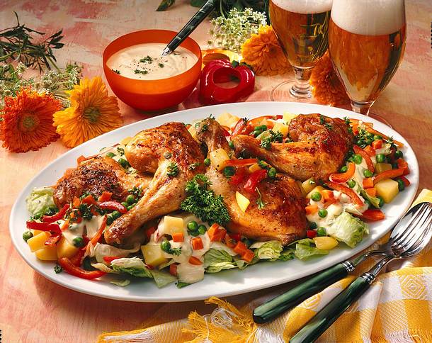 Hähnchenkeulen auf Gemüsesalat Rezept