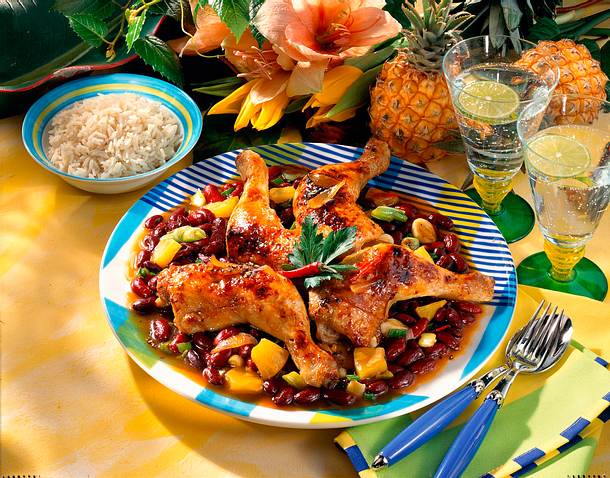 Hähnchenkeulen auf pikanten Bohnen Rezept Hähnchenkeulen auf pikanten Bohnen Rezept