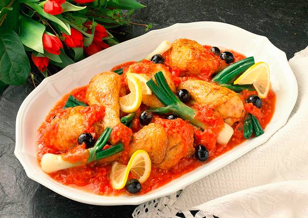 Hähnchenkeulen in Tomatensoße mit Lauchzwiebeln Rezept Hähnchenkeulen in Tomatensoße mit Lauchzwiebeln Rezept