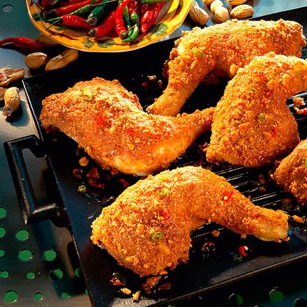 Hähnchenkeulen mit Erdnusspanade Rezept Hähnchenkeulen mit Erdnusspanade Rezept