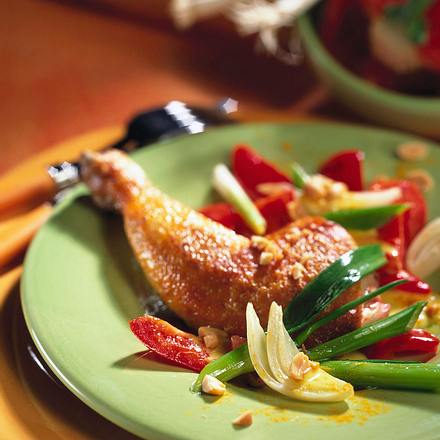 Hähnchenkeulen mit Paprika-Erdnuss-Gemüse Rezept Hähnchenkeulen mit Paprika-Erdnuss-Gemüse Rezept