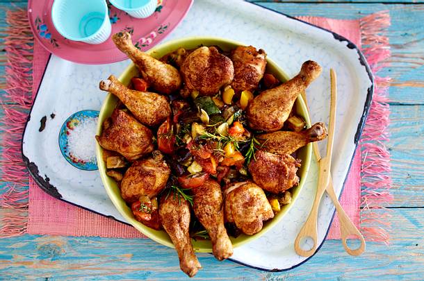 Hähnchenkeulen mit Ratatouille vom Blech Rezept Hähnchenkeulen mit Ratatouille vom Blech Rezept
