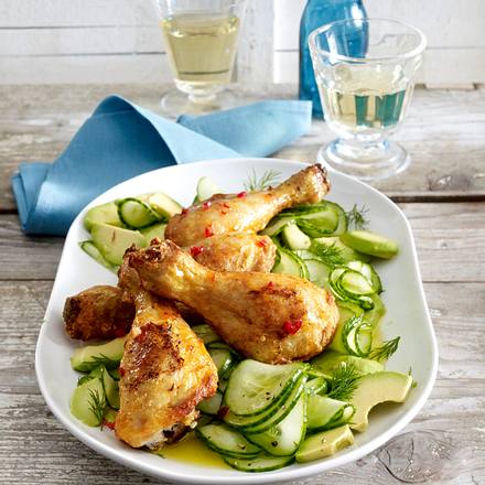 Hähnchenkeulen piri-piri mit Avocado-Gurken-Salat Rezept Hähnchenkeulen piri-piri mit Avocado-Gurken-Salat Rezept