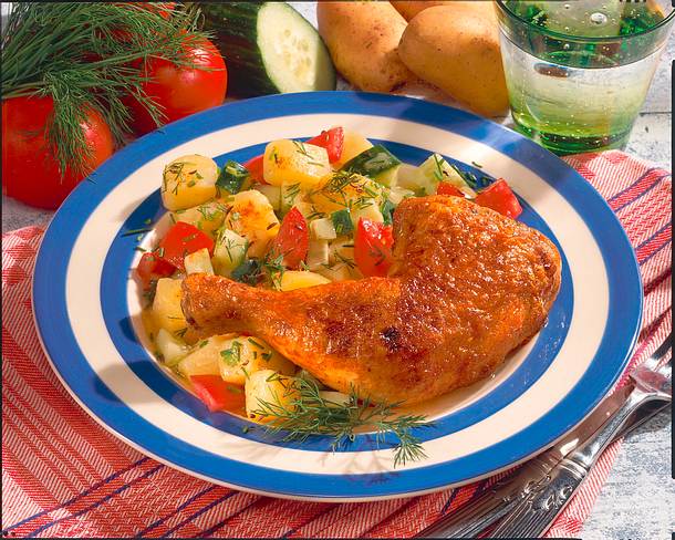 Hähnchenkeulen zu Kartoffel-Gurken-Salat Rezept Hähnchenkeulen zu Kartoffel-Gurken-Salat Rezept