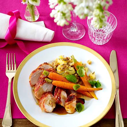Hähnchenkrüstchen im Speckmantel mit glasierten Möhren Rezept Hähnchenkrüstchen im Speckmantel mit glasierten Möhren Rezept