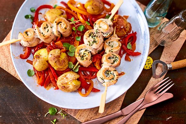 Hähnchenschaschlik-Trio und Smashed Potatoes auf Paprikagemüse Rezept Hähnchenschaschlik-Trio und Smashed Potatoes auf Paprikagemüse Rezept