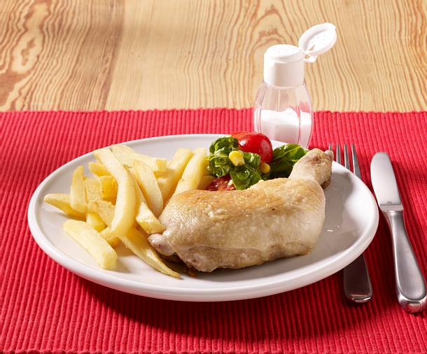Hähnchenschenkel mit Pommes und Salat Rezept Hähnchenschenkel mit Pommes und Salat Rezept