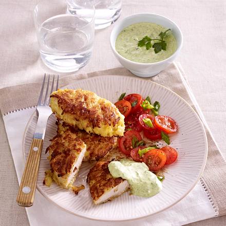 Hähnchenschnitzel im Kartoffelmantel mit Salsa verde Dipp und Tomatensalat Rezept Hähnchenschnitzel im Kartoffelmantel mit Salsa verde Dipp und Tomatensalat Rezept