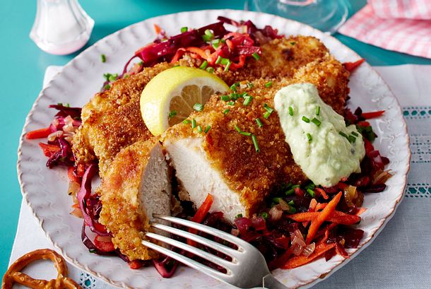 Hahnchenschnitzel In Brezelpanade Auf Karamellisiertem Rotkohl Rote Bete Salat Rezept Lecker