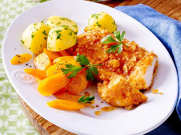 Hähnchenschnitzel in Chips-Panade zu Möhrengemüse und Petersilienkartoffeln Rezept