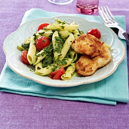 Hähnchenschnitzel mit Spinatnudeln Rezept Hähnchenschnitzel mit Spinatnudeln Rezept