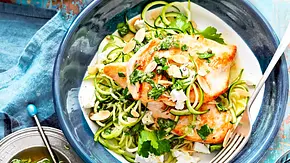 Hähnchenschnitzel mit Zoodles - Foto: LECKER @ Bauer Media Group Hähnchenschnitzel mit Zoodles - Foto: LECKER @ Bauer Media Group