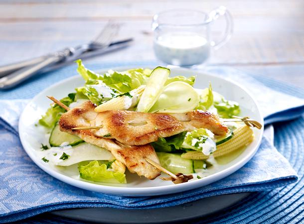 Hähnchenspieß auf buntem Gartensalat mit Kräuter-Schmand-Dressing Rezept Hähnchenspieß auf buntem Gartensalat mit Kräuter-Schmand-Dressing Rezept