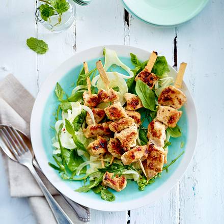 Hähnchenspieße auf Fenchel und Rauke Rezept