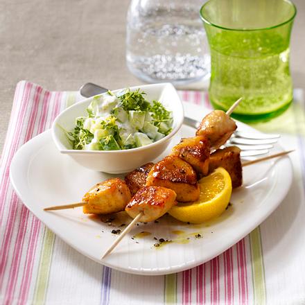 Hähnchenspieße mit Honig-Senf garniert zu Gurken-Kresse-Salat Rezept Hähnchenspieße mit Honig-Senf garniert zu Gurken-Kresse-Salat Rezept