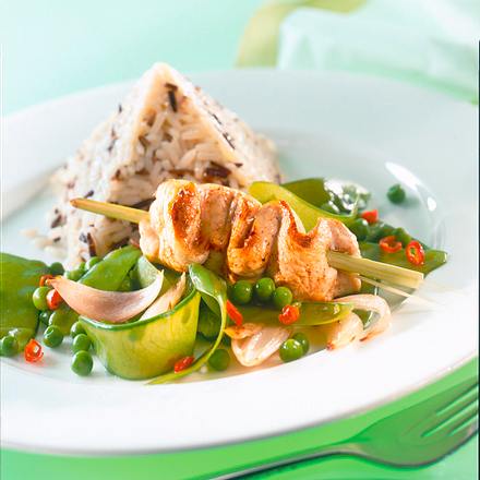 Hähnchenspieße Tandoori mit Zuckerschoten und Erbsen Rezept