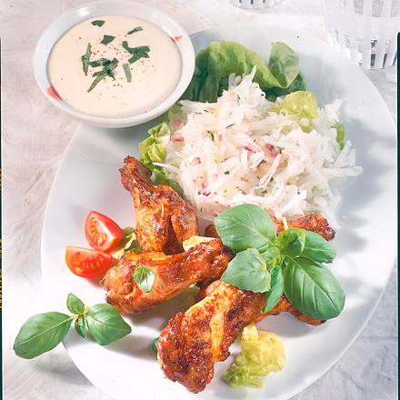 Hähnchenunterkeulen mit Salat und Dip Rezept Hähnchenunterkeulen mit Salat und Dip Rezept