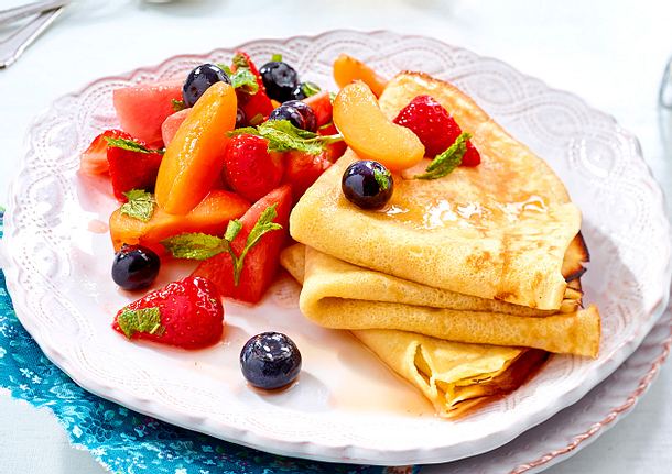 Hafer-Dinkel-Crêpes mit Sommerfrucht-Salat Rezept | LECKER