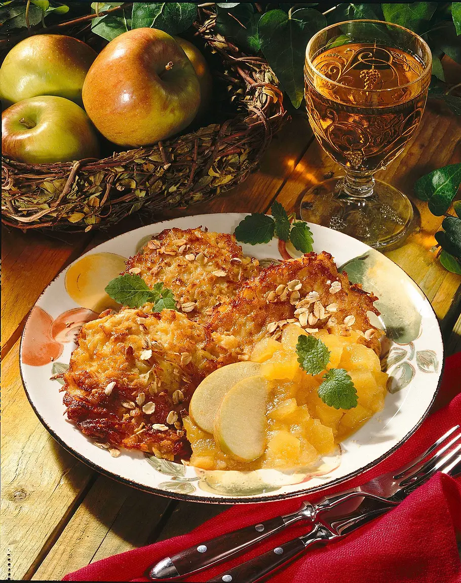 Hafer-Kartoffelpuffer mit Apfelkompott Rezept Hafer-Kartoffelpuffer mit Apfelkompott Rezept