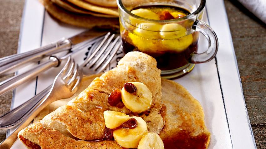 Hafer-Pfannkuchen mit karamellisierter Banane und Sultaninen Rezept - Foto: House of Food / Bauer Food Experts KG