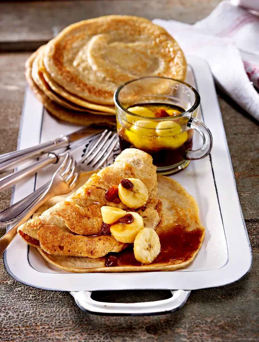 Hafer-Pfannkuchen mit karamellisierter Banane und Sultaninen Rezept Hafer-Pfannkuchen mit karamellisierter Banane und Sultaninen Rezept