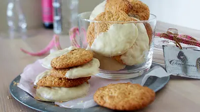 Hafer-Walnuss-Cookies Rezept - Foto: LECKER @ Bauer Media Group