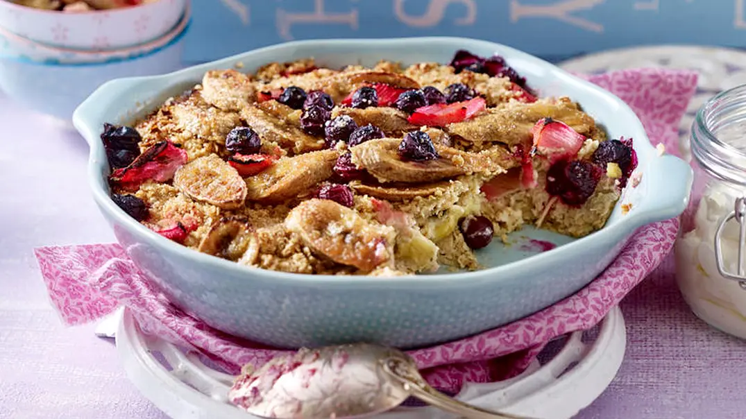 Haferflocken-Crumble mit Rhabarber Rezept - Foto: LECKER @ Bauer Media Group Haferflocken-Crumble mit Rhabarber Rezept - Foto: LECKER @ Bauer Media Group