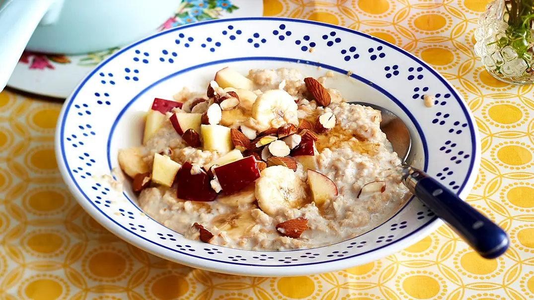 Haferflocken-Frühstück mit Banane, Apfel und Mandeln auf einem Teller serviert. - Foto: LECKER @ Bauer Media Group Haferflocken-Frühstück mit Banane, Apfel und Mandeln auf einem Teller serviert. - Foto: LECKER @ Bauer Media Group