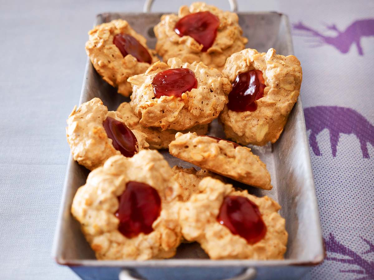 Haferflocken-Makronen mit Hagebutten-Konfitüre Rezept