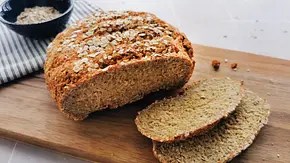 Angeschnittenes Haferflockenbrot auf einem Holzbrett - Foto: LECKER @ Bauer Media Group / Birte Wloka Angeschnittenes Haferflockenbrot auf einem Holzbrett - Foto: LECKER @ Bauer Media Group / Birte Wloka