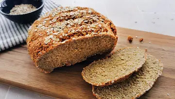 Angeschnittenes Haferflockenbrot auf einem Holzbrett - Foto: LECKER @ Bauer Media Group / Birte Wloka